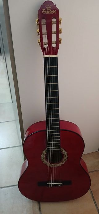 Chitarra classica rossa