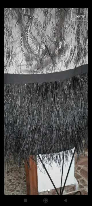 Vestido de encaje y plumas beige y negro