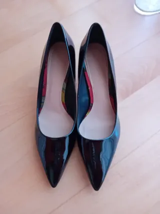 Zapatos de tacón negros y rojos
