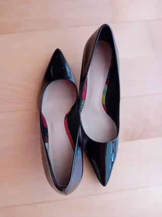 Zapatos de tacón negros y rojos