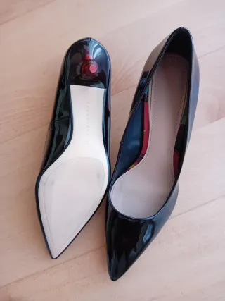 Zapatos de tacón negros y rojos