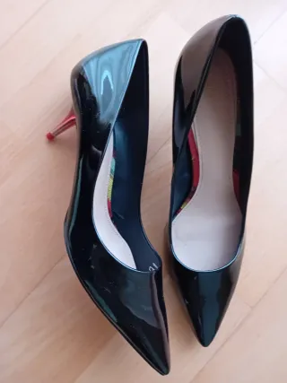 Zapatos de tacón negros y rojos