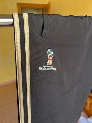Pantalón Adidas Russia 2018 Sample. Negro y dorado