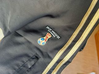 Pantalón Adidas Russia 2018 Sample. Negro y dorado