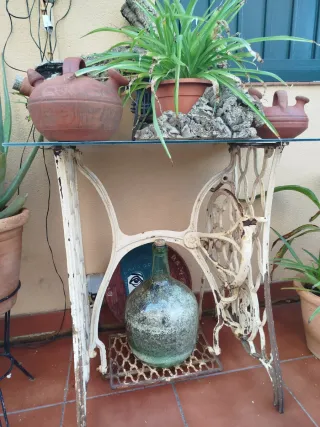 Mesa Singer antigua con sobre de cristal