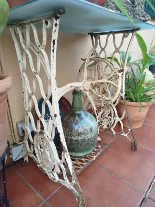 Mesa Singer antigua con sobre de cristal