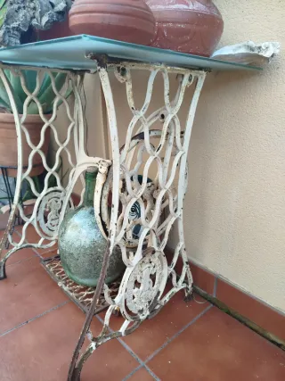 Mesa Singer antigua con sobre de cristal