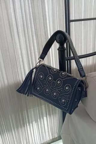 Bolso bandolera negro con tachuelas