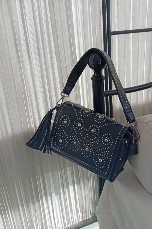 Bolso bandolera negro con tachuelas