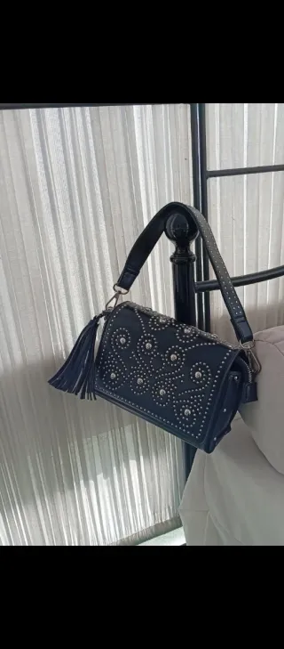 Bolso bandolera negro con tachuelas