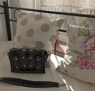 Bolso bandolera negro con tachuelas