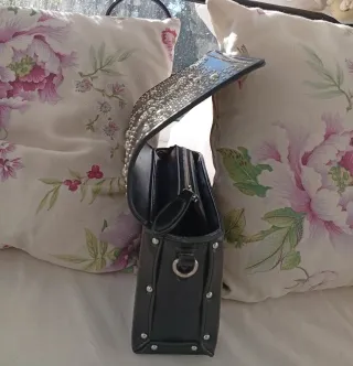 Bolso bandolera negro con tachuelas