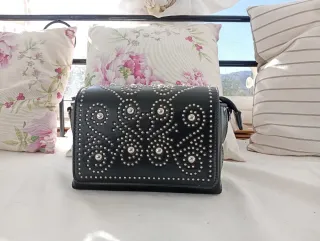 Bolso bandolera negro con tachuelas