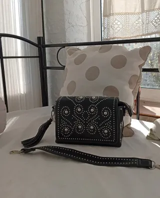 Bolso bandolera negro con tachuelas