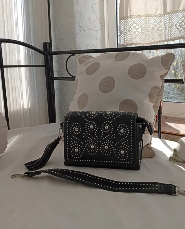 Bolso bandolera negro con tachuelas