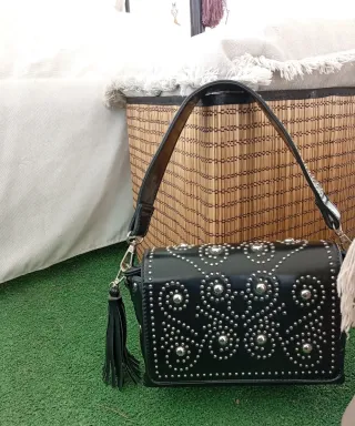 Bolso bandolera negro con tachuelas