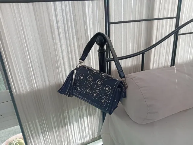 Bolso bandolera negro con tachuelas