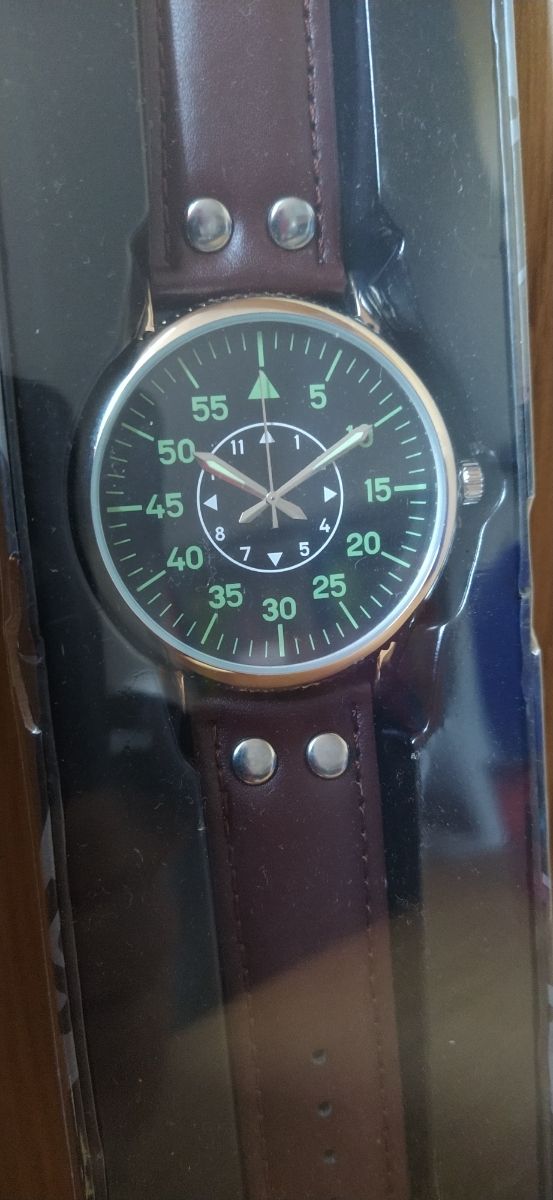 Reloj de pulsera marrón con esfera negra