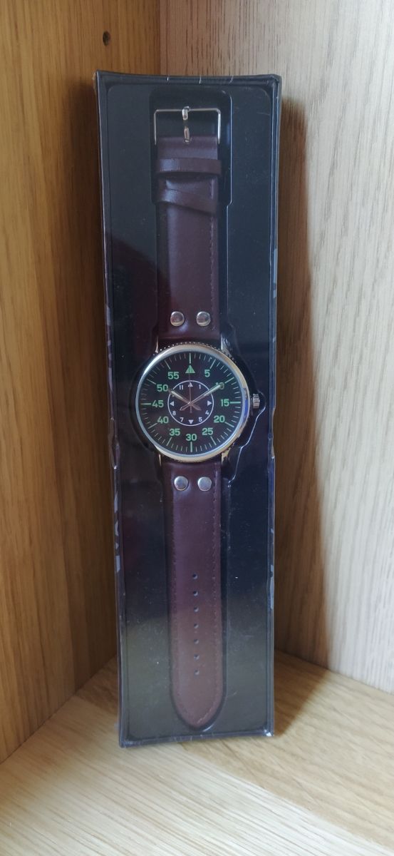 Reloj de pulsera marrón con esfera negra