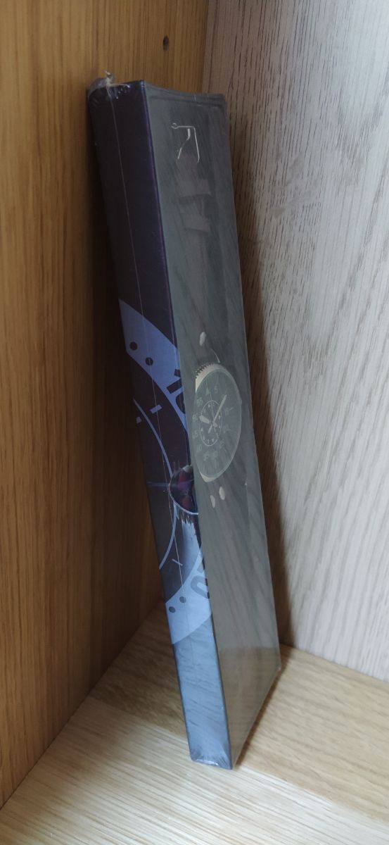 Reloj de pulsera marrón con esfera negra