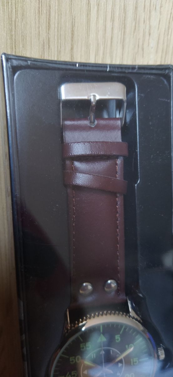 Reloj de pulsera marrón con esfera negra