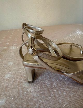 Sandalias doradas tacón bajo talla 38