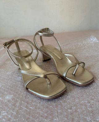 Sandalias doradas tacón bajo talla 38