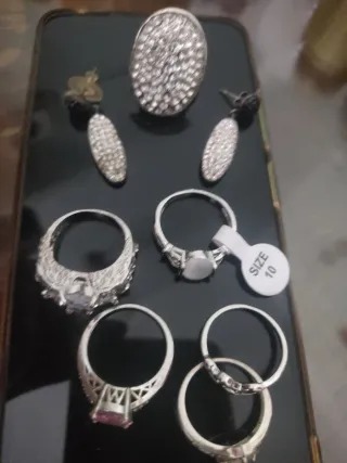 Lote de bisutería: anillos y pendientes