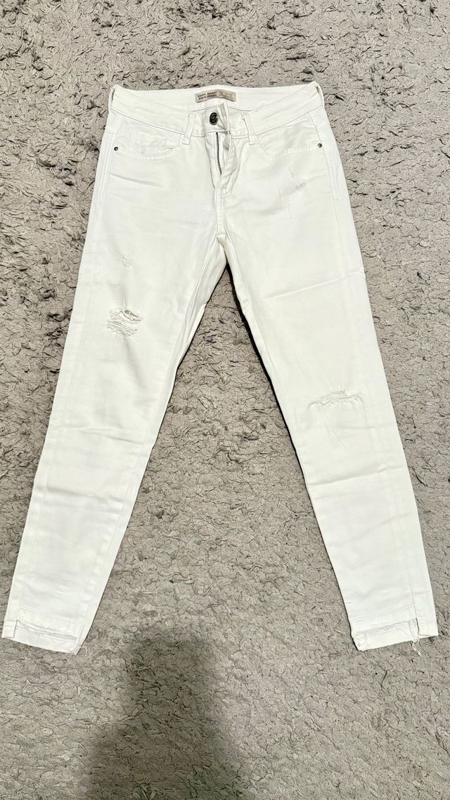 Pantalones pitillo blancos rotos