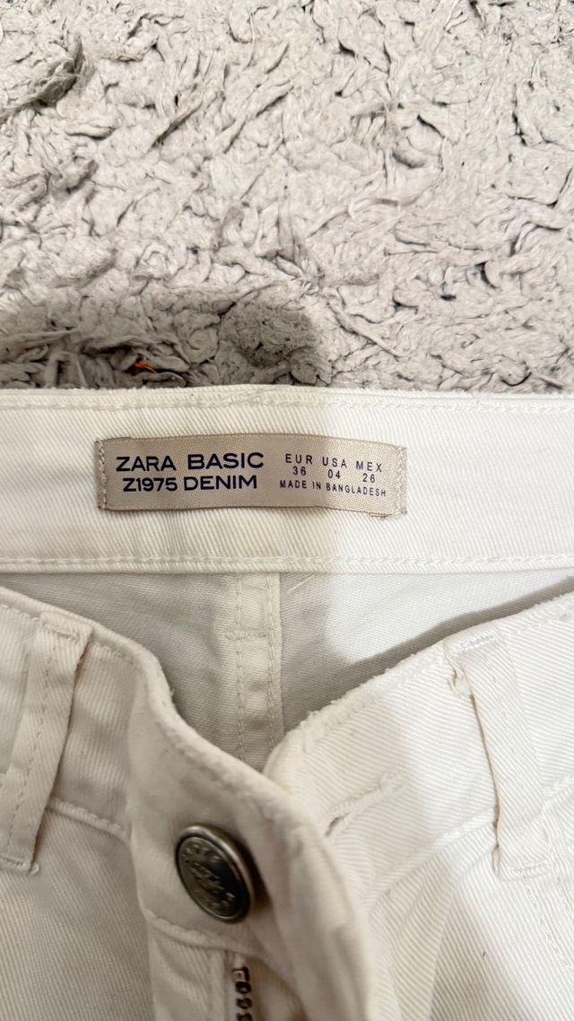 Pantalones pitillo blancos rotos