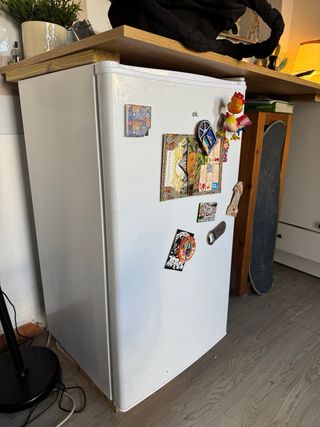 Nevera mediana blanca