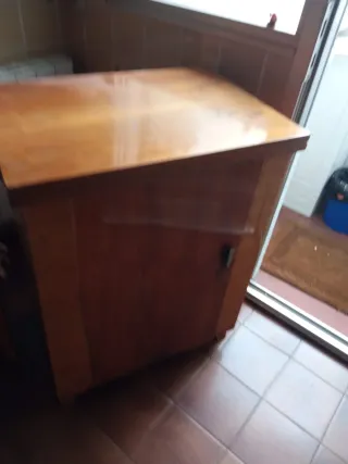 Mueble de madera marrón