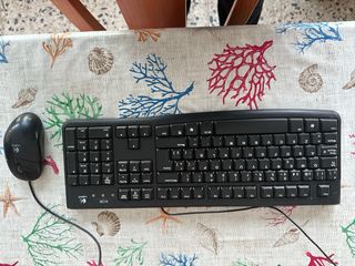 Monitor, Teclado y Ratón Negro