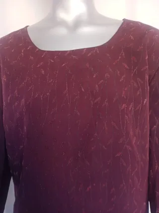 Elegante vestido morado con estampado talla grande