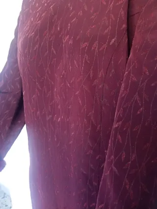 Elegante vestido morado con estampado talla grande