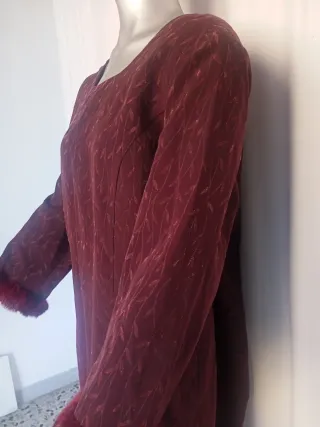 Elegante vestido morado con estampado talla grande