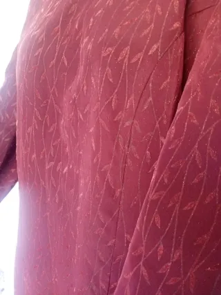 Elegante vestido morado con estampado talla grande