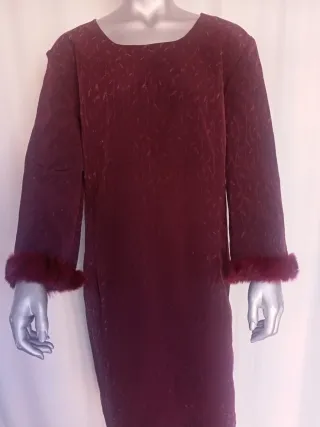 Elegante vestido morado con estampado talla grande