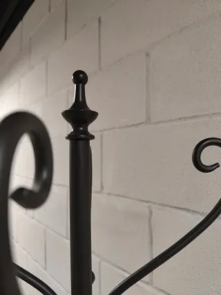 Perchero de hierro forjado negro