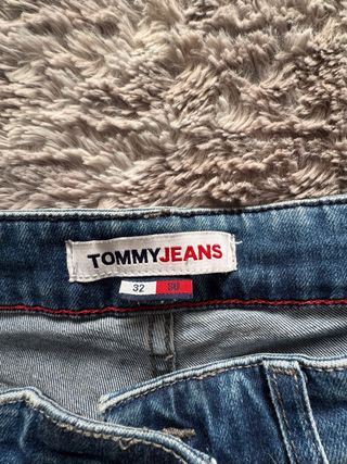 Pantalón vaquero Tommy Hilfiger (con agujero)