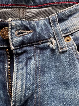 Pantalón vaquero Tommy Hilfiger (con agujero)