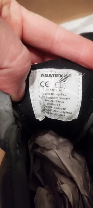 Botas de seguridad negras y verdes