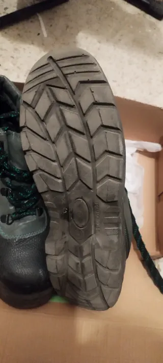 Botas de seguridad negras y verdes