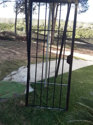 Cancela de Hierro Negra 82cm ancho y 204cm alto.