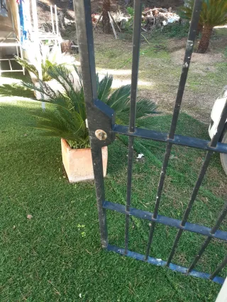 Cancela de Hierro Negra 82cm ancho y 204cm alto.