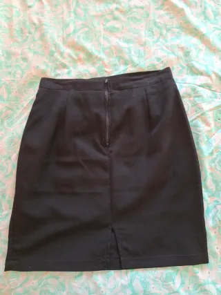 Gonna tubino nera con motivo davanti