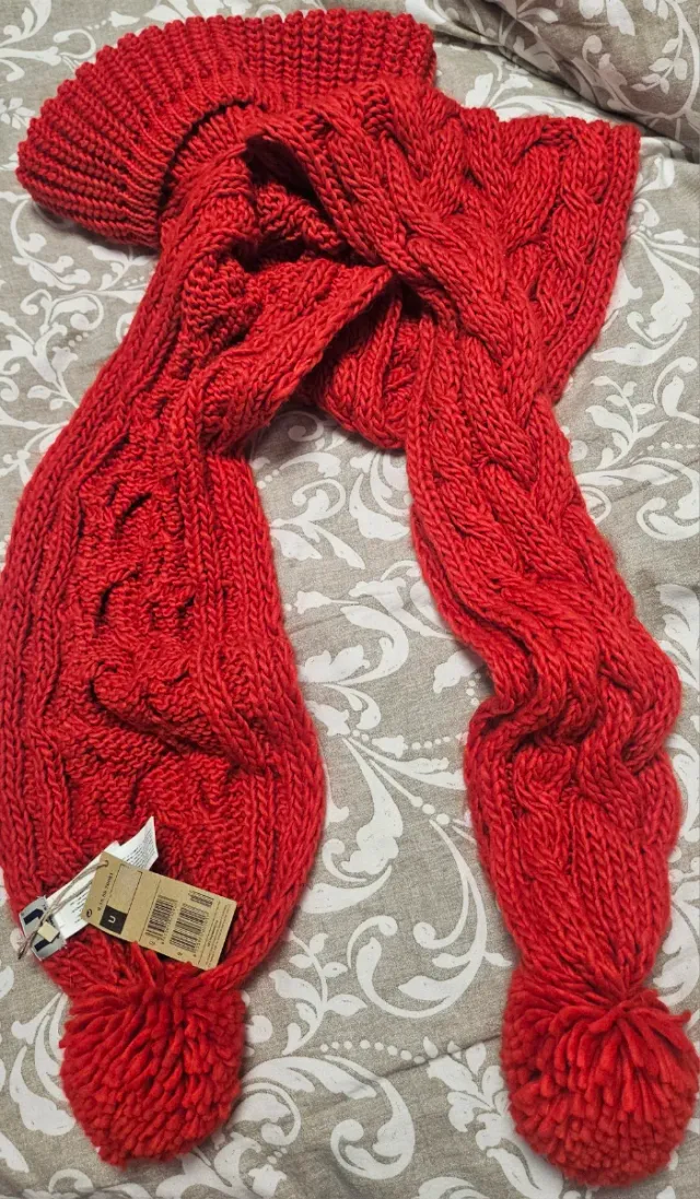 Bufanda de punto roja con pompones