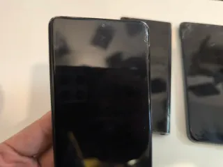 Telefoni Samsung e Redmi con schermo rotto