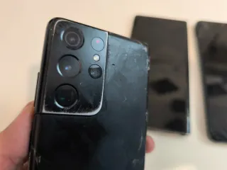 Telefoni Samsung e Redmi con schermo rotto