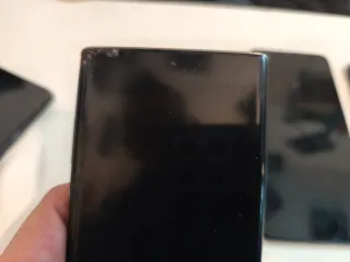 Telefoni Samsung e Redmi con schermo rotto